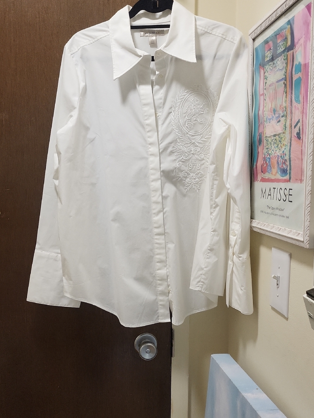 Banana Republic White Womens Dress Shirt with Embroidered Crest And Chic Cuffs